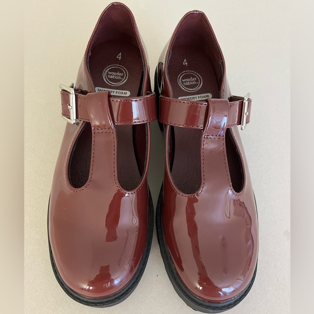 Comfortable. Memory foam. Size 4. Fits a size 5 women’s foot.